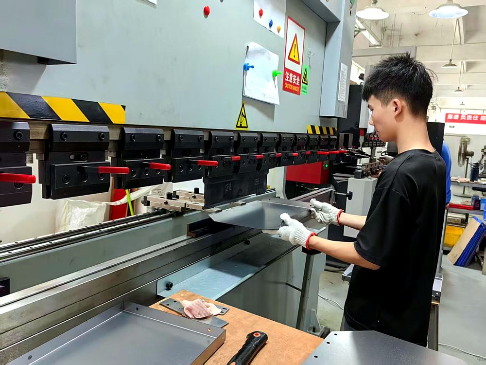 工人正在进行钣金折弯作业